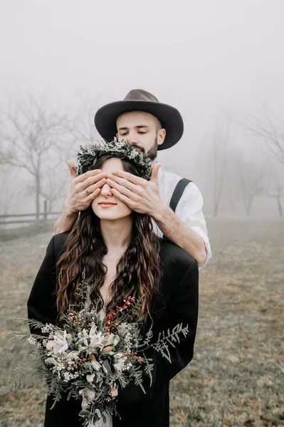 Stylish Young Couple Brides Photographed Outdoors Mountains — Stock Photo, Image