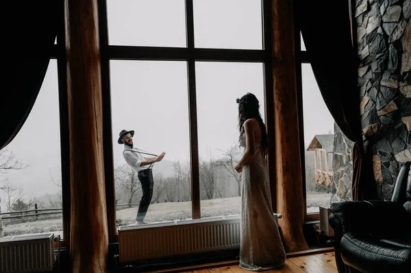 Porträt Eines Stilvollen Hochzeitspaares Junger Bärtiger Mann Mit Hut Und — Stockfoto