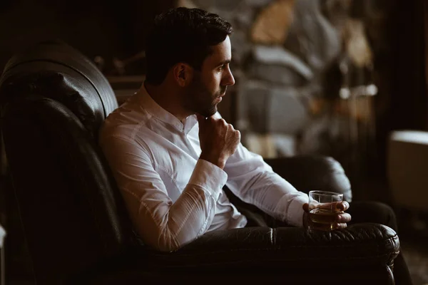 Stilvoller Charismatischer Mann Mit Einem Glas Starken Alkohols Den Händen — Stockfoto