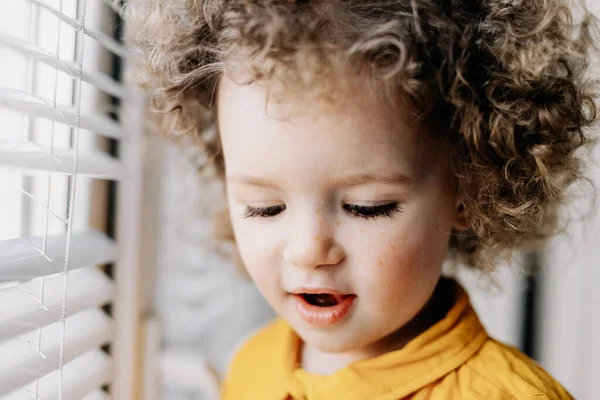 2019 Vinnitsa Ucrânia Bebê Encaracolado Olha Pela Janela Com Luz — Fotografia de Stock