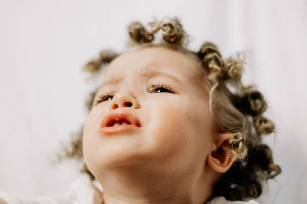 2019 Vinnitsa Oekraïne Kleine Krullend Meisje Huilt Heel Emotioneel Gezicht — Stockfoto