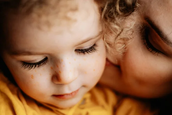 2019 Vinnitsa Ucrânia Mãe Filha Atraente Jovem Mãe Seu Frágil — Fotografia de Stock