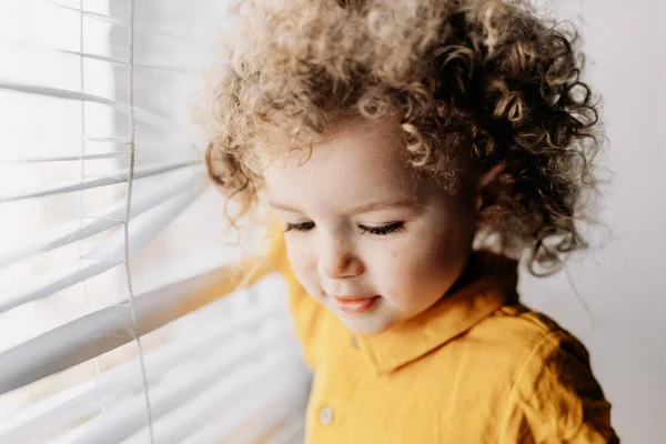 2019 Vinnitsa Ucrânia Bebê Encaracolado Olha Pela Janela Com Luz — Fotografia de Stock