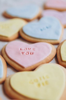 Sevgililer Günü hediyeleri: Kalp şeklinde kurabiyeler renkli jöleli ve tüm aşıklar için temalı harfler