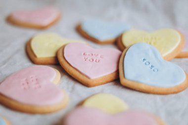 Sevgililer Günü hediyeleri: Kalp şeklinde kurabiyeler renkli jöleli ve tüm aşıklar için temalı harfler