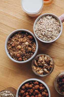 Kahvaltı için ev yapımı tahıl gevreği ve hazırlandığı malzemeler.