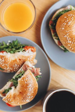 Lezzetli ve iştah açıcı bir kahvaltı: tabağa doldurulmuş bir simit.