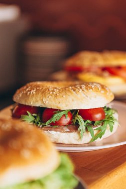 Lezzetli ve iştah açıcı bir kahvaltı: tabağa doldurulmuş bir simit.