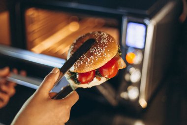 Lezzetli ve iştah açıcı bir kahvaltı: tabağa doldurulmuş bir simit.