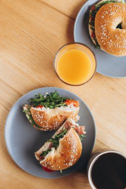 Lezzetli dolmalarla dolu yarım bir simit kes. İştah açıcı kahvaltı. Yakın çekim.