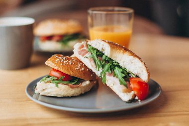 Lezzetli ve iştah açıcı bir kahvaltı: tabağa doldurulmuş bir simit.