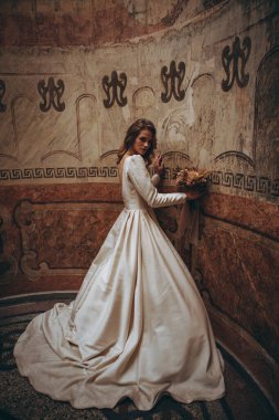 01.06.2019 Tiflis, Georgia: Gürcü tarzı düğün: Düğüne hazırlanan ve düğünden önce yatak odasında fotoğraf çeken genç sarışın gelin fotoğrafı