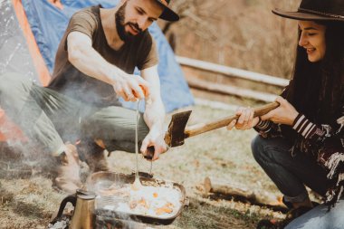 Şık sakallı adam ve genç çekici kadın dağlara geziye çıktılar.
