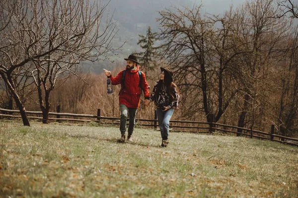 Dışarıda Dağda Yürüyen Sevgi Dolu Bir Çift Erkek Kadın Birlikte — Stok fotoğraf