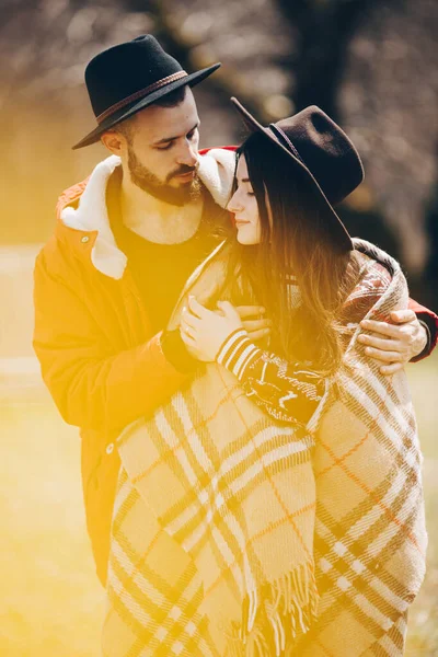 2018 Yaremche Ucrânia Casal Elegante Viajantes Homem Uma Mulher Fizeram — Fotografia de Stock