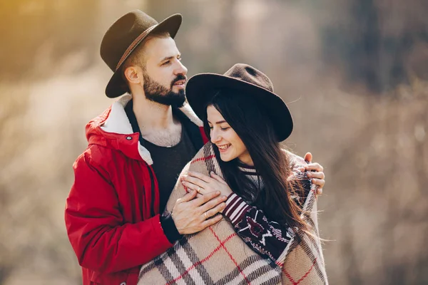 2018 Yaremche Ucrânia Casal Amoroso Homem Barbudo Elegante Mulher Atraente — Fotografia de Stock