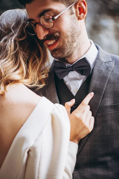 2019トビリシ グルジアスタイルの結婚式 トビリシの中心部の滝の背景を背景に 美しいドレスでスタイリッシュなマスタングの男と魅力的なブロンドの花嫁 — ストック写真