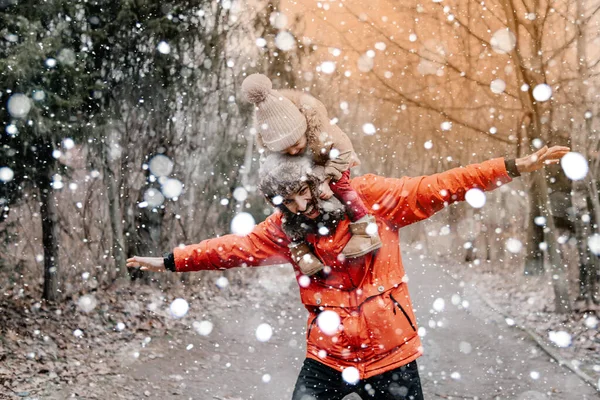 Genç Şık Sakallı Baba Bebek Oğlu Noel Ağacı Yakınlarında Kış — Stok fotoğraf