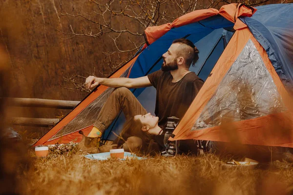 Stilvolles Junges Reisepaar Familie Bei Einem Spaziergang Den Bergen Legt — Stockfoto