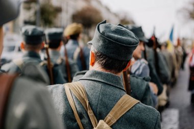 13.10.2019 Vinnitsa, Ukrayna: askeri aktörler 2. Dünya Savaşı silahları, orijinal silahlar ve tabancalara sahipler. Ukrayna 'daki gerillaların askeri yeniden yapılandırılması