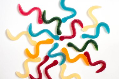 Doğal ürünlerden ve jelatinden yapılmış solucanlar şeklinde yavru solucan şekeri beyaz çarşafın ortasına doğru kayar.