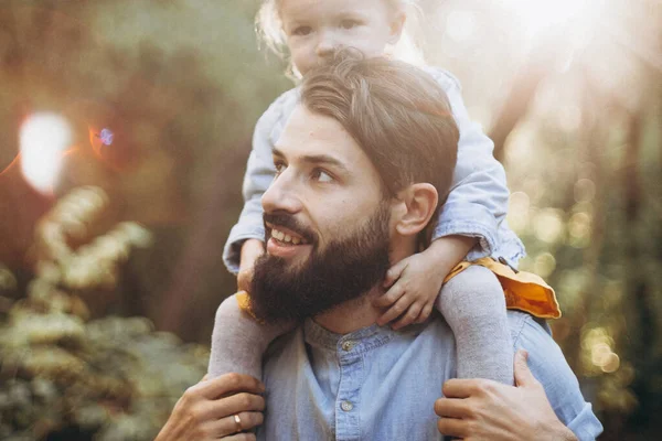 2019 Vinnitsa Ukraina Glad Man Och Kvinna Går Vacker Höstpark — Stockfoto