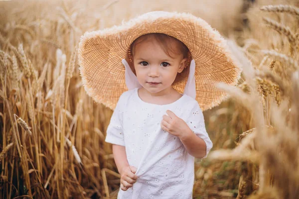 2019 Vinnitsa Ukrayna Buğday Tarlalarında Yürüyüş Yaparken Yaz Hasır Şapkası — Stok fotoğraf