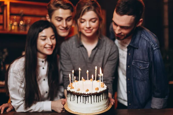 年轻快乐的公司庆祝生日 并有一个蛋糕与蜡烛 — 图库照片