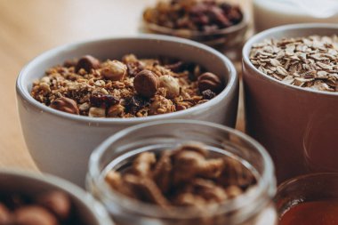 Lezzetli ve çıtır çıtır yulaf ezmeli, ballı, fındıklı, kurutulmuş meyve ve tahıllı. Dinamik sağlıklı yiyecek fotoğrafçılığı