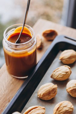 cevizli bisküvi ve bir kavanoz konsantre süt. Lezzetli ev yapımı kurabiye tarifi. Boşluğu kopyala