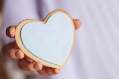 Sevimli kalp şeklinde kurabiyeler, sevgililer günü için hazırlanmış renkli jöleli.