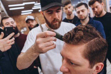 27.02.2020 Odessa, Ukrayna: Modern bir kuaförde eğitim sürecinin iç çerçevesinde yer alan bir pedagojik öğrenci grubu