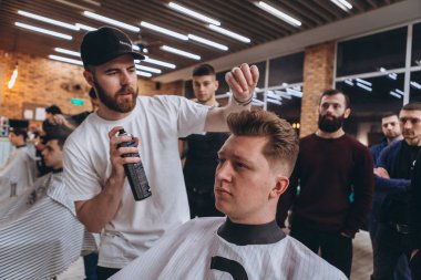 27.02.2020 Odessa, Ukrayna: Çok sayıda berber dükkanı ustası, saç tıraşı ve berber servisi geliştirme eğitimi almakta ve deneyimlerini paylaşmaktadır
