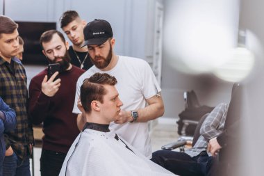 27.02.2020 Odessa, Ukrayna: Modern bir kuaförde eğitim sürecinin iç çerçevesinde yer alan bir pedagojik öğrenci grubu