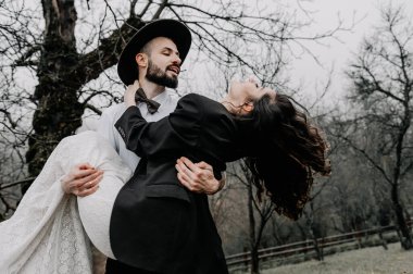 Muhteşem bir gelin ve şık bir damat, Boho düğün çifti, muhteşem manzaralı dağlarda lüks bir tören, mesaj için yer.