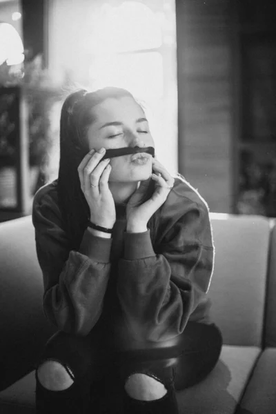 Jovem Menina Bonita Sentado Uma Cadeira Amarela Café Que Monte — Fotografia de Stock