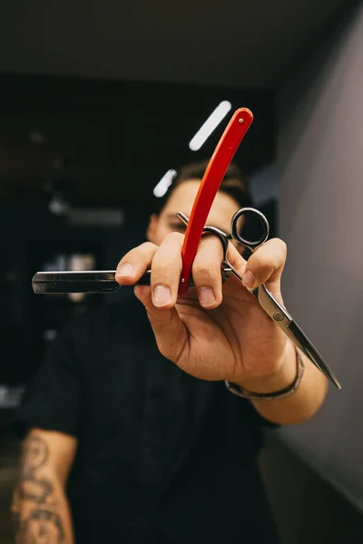 Ein Stylischer Und Attraktiver Bärtiger Friseur Hält Professionelle Haarschneidemaschinen Auf — Stockfoto