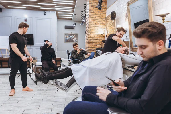 2020 Odessa Ukraina Wielu Mistrzów Fryzjerów Studiuje Dzieli Się Swoim — Zdjęcie stockowe
