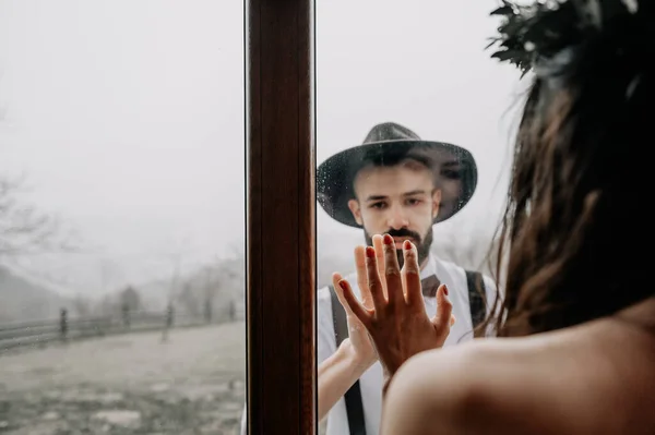 Portrét Stylového Manželského Páru Mladý Vousatý Muž Klobouku Brunetka Nevěsta — Stock fotografie