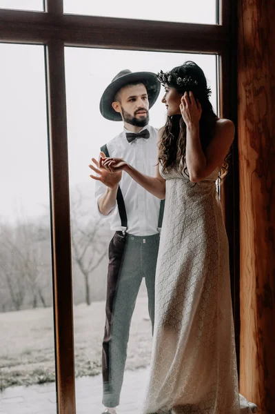 Retrato Casal Elegante Jovem Barbudo Chapéu Noiva Morena Vestido Elegante — Fotografia de Stock