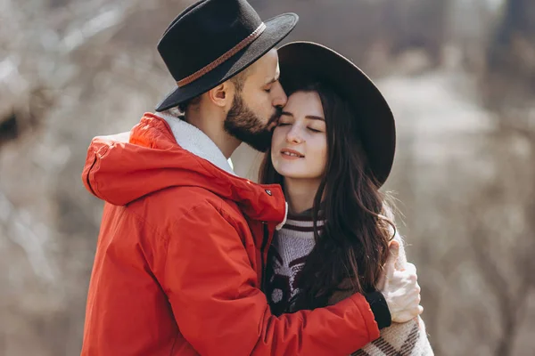Portrait Stylish Couple Young Bearded Man Hat Brunette Bride Elegant — Stock Photo, Image