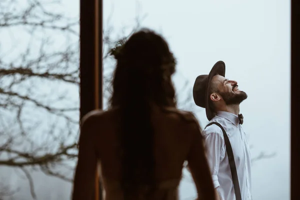 Elegante Jovem Casal Noivas Fotografadas Livre Nas Montanhas — Fotografia de Stock