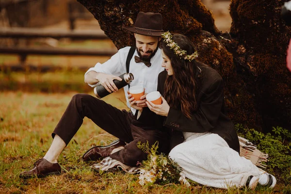 Jovem Casal Amoroso Livre Bebendo Café Quente Chá Abraçando Enquanto — Fotografia de Stock