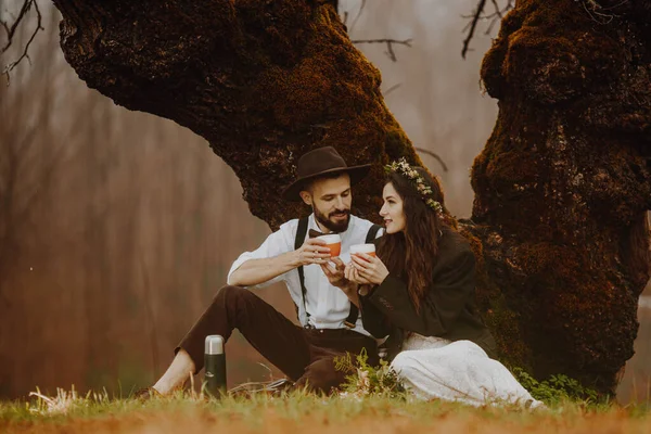 Jovem Casal Amoroso Livre Bebendo Café Quente Chá Abraçando Enquanto — Fotografia de Stock