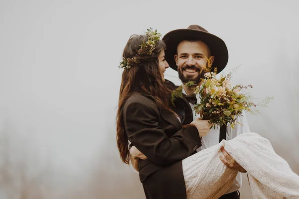 Şık Genç Bir Çift Dağlarda Açık Havada Fotoğraflandı — Stok fotoğraf