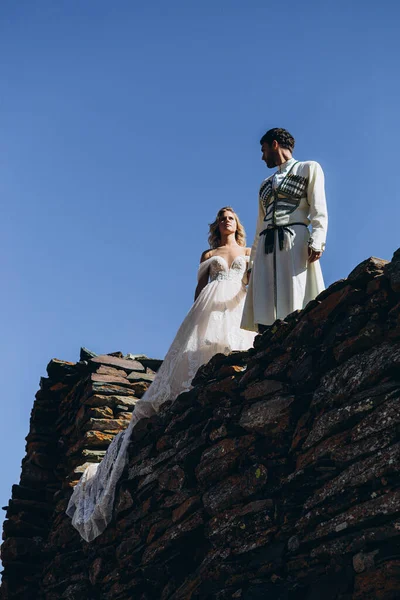 Stilvoller Georgischer Bräutigam Nationaltracht Führt Seine Braut Die Ihre Hand — Stockfoto