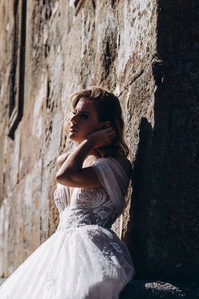 Νεαρή Νύφη Ντυμένη Ένα Μακρύ Λευκό Φόρεμα Ποζάροντας Για Μια — Φωτογραφία Αρχείου