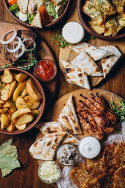 Lezzetli Avrupa ve Slav mutfağı büyük masada misafirleri bekliyor. Yemek masası, üst manzara.