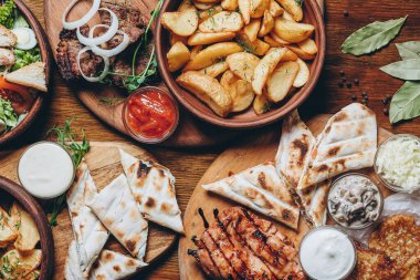 Lezzetli Avrupa ve Slav mutfağı büyük masada misafirleri bekliyor. Yemek masası, üst manzara.