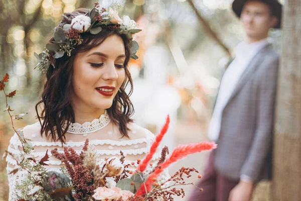 조지아 트빌리시 2019 신부들 턱시도와 모자를 배경에 화환을 드레스를 결혼식 — 스톡 사진